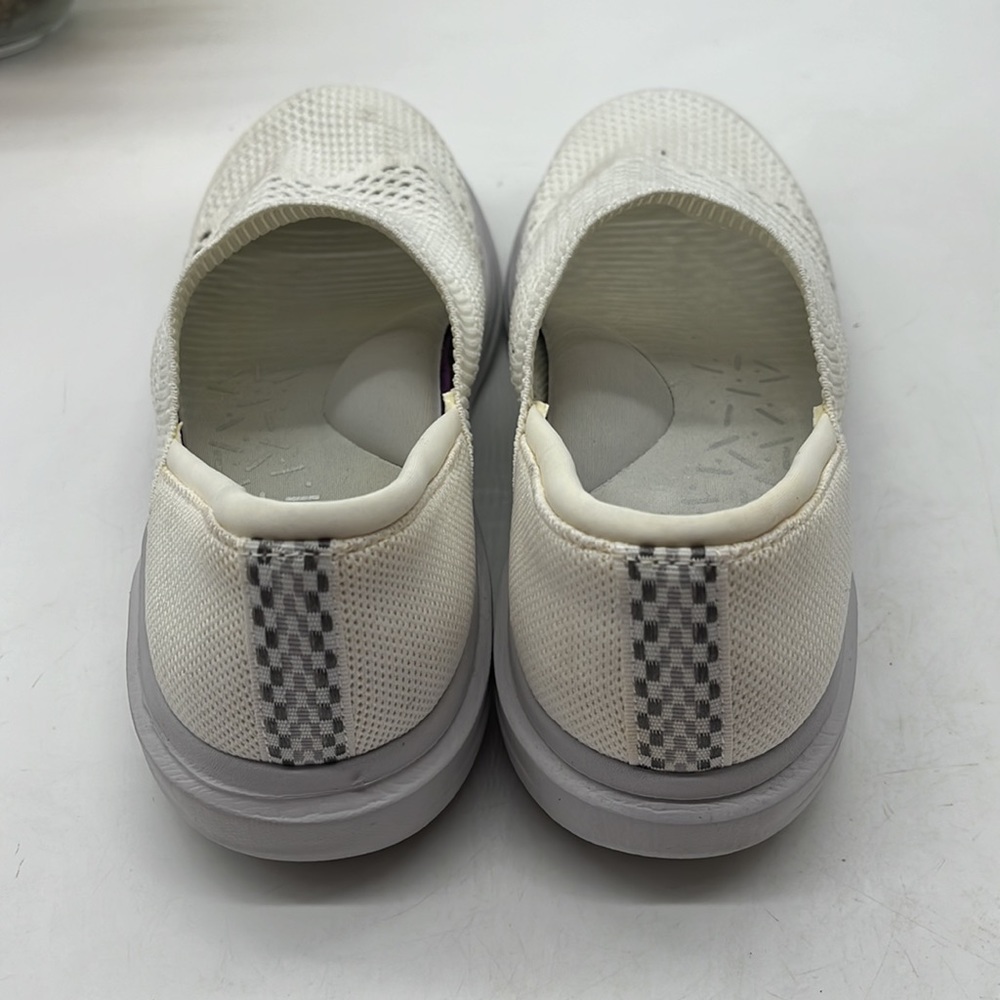 Bzees White Mesh Slip On Sandals Size 10. MCL3092E - Picture 4 of 8
